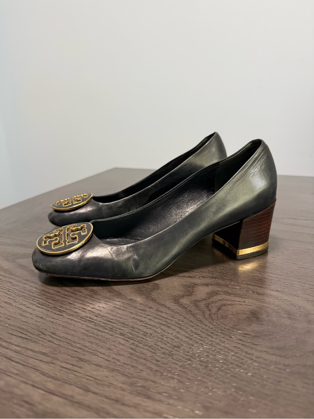 Tory Burch Navy Leather Block Heel Pumps Gold Logo Medallion Shoes US 5.5 M